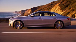 Elegant Automotive Tracking Shot — Cinematic Commercial