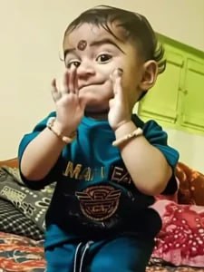 Um bebê fofo dançando exatamente no ritmo da música, com